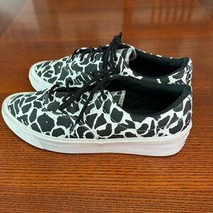 Barely worn Converse jungle print lace ups very rare